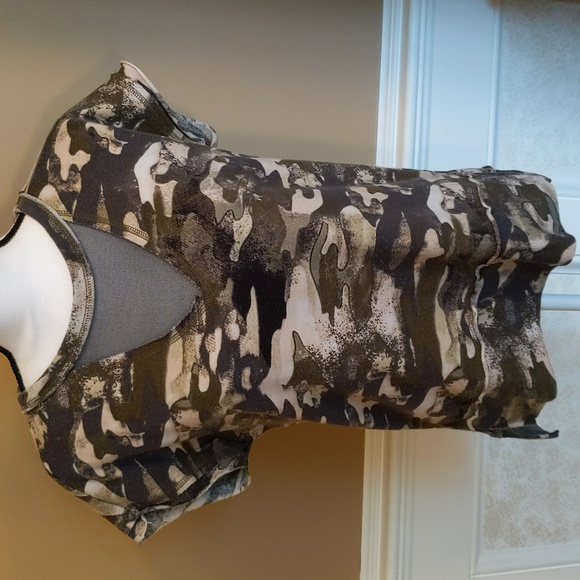 Women's Rock & Republic Camo Print Short Sleeve Distressed Top - Picture 2 of 6